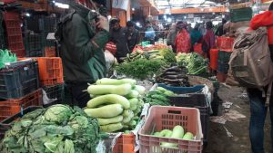 चौतार्फी आलोचना पछि स्थानीय प्रसासन पुरानै अवस्थामा: फेरी ११ देखि ३ बजेसम्म अत्यावश्यक बस्तु किनमेल गर्न सकने ।