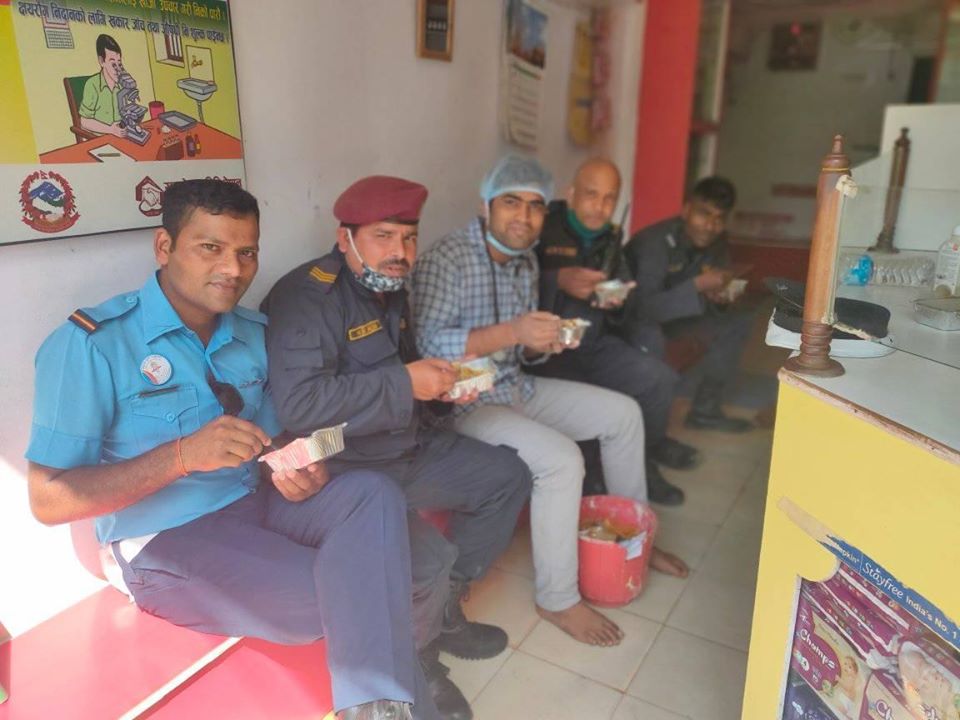 बीरगंजको ब्रिजा मेडिकलदवारा डिउटीमा खटेका प्रहरिलाई खाना खुवाउनुको साथै पंजा बितरण ।