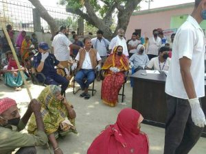 लकडाउनको मारमा परेका बीरगंज माहानरपालिका वार्ड नं. १७ अलौंमा सर्बदलीय समितिद्वारा राहत बितरण ।