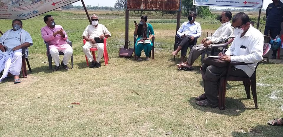 पर्साको पर्सागाढ़ीमा नगरपालिकामा राहत बितरणको लागी प्रभाबित नागरिकको पहिचान हुदै।