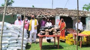 लकडाउनको प्रभाव:पर्साको पोखरिया नगरपालिकामा राहत बितरण कार्य सुरु।