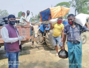 बाराको कलैया उपमाहनगरपालिकाको मटीअर्वामा लकडाउनको मारमा परेकालाइ राहत बितरण ।