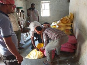 लकडाउनबाट प्रभाबित भएका बाजार छप्कैयाका पडित नागरिकलाइ वडा अध्यक्ष गुप्ताद्वारा राहत बितरण ।