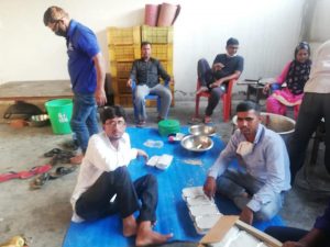 बिरगंजका युवाहरुद्वारा रोजा बस्ने गरिब परिवारहरुका लागी फलफुल र मिठाई बितरण 