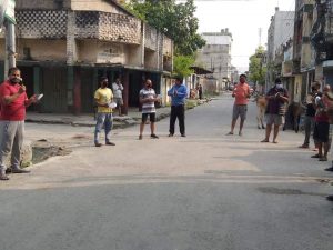 नारायणी अस्पताललाइ आम जानताको लागी खुलाउन र कोरोना संक्रमितलाइ अन्यत्र राखन माग गर्दै स्थानीयद्वारा थाल बजाएर प्रदर्शन