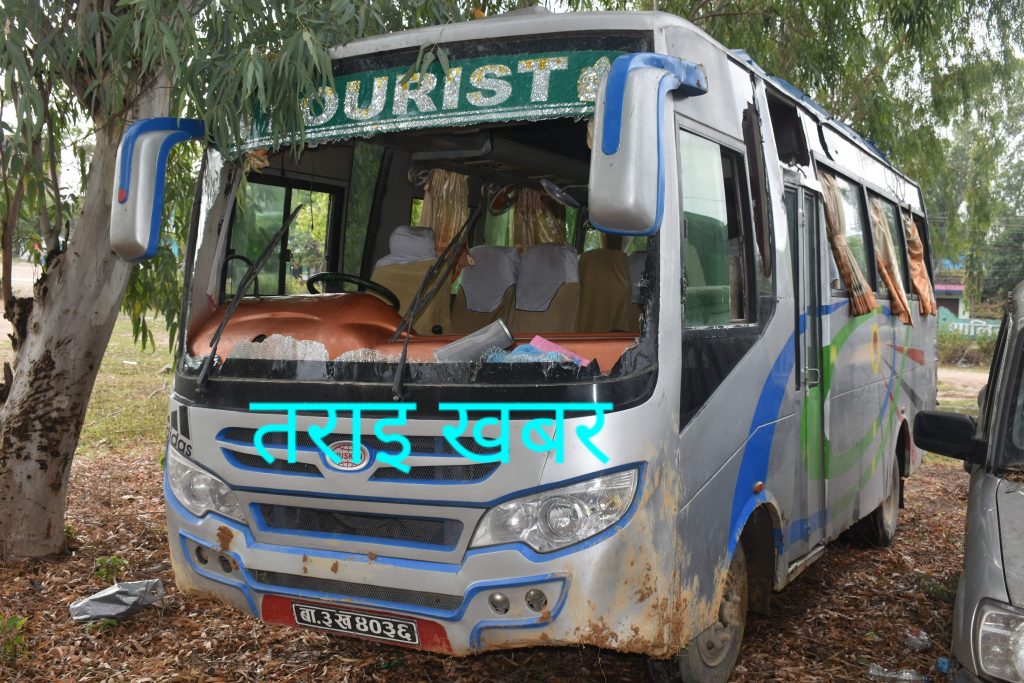काठमाडौं बाट उदयपुर गइरहेको यात्रु बस महोत्तरीमा दुर्घटना