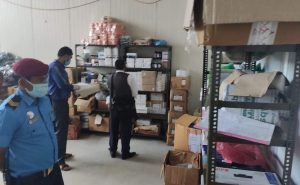 आर्थिक अनियमितता भएको असंकामा भरतपूरको कोरोना बिशेष अस्थायी अस्पतालमा अख्तियारको छापा:कागजात नियन्त्रणमा