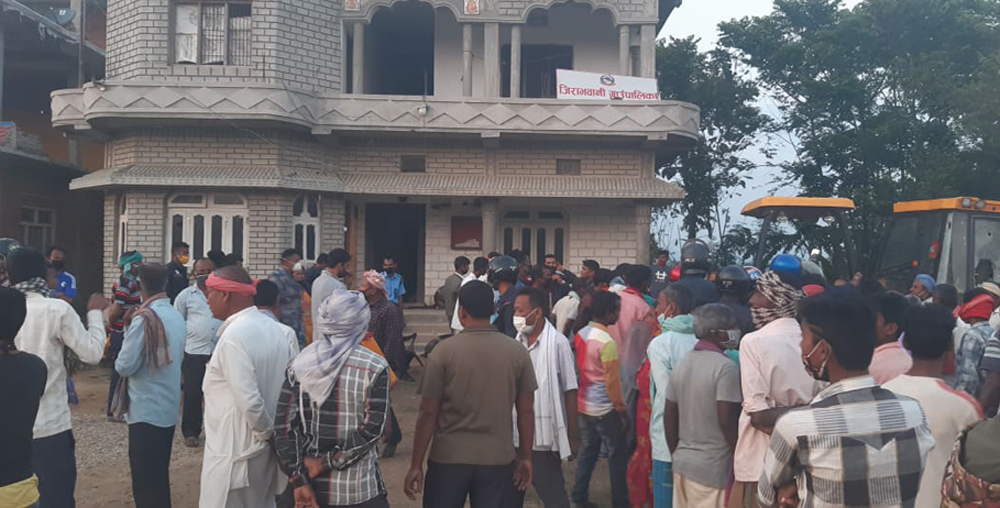 राहत बितरणको बिषयमा बिबाद हुदा पर्साको जीराभवानी गाउपालिकामा झडप:एक संचारकर्मीसहित ८ जाना घाइते ।