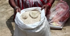पर्साको पर्सागाढ़ी नगरपालिकामा राहतमा कुहिएको चामल बितरण  