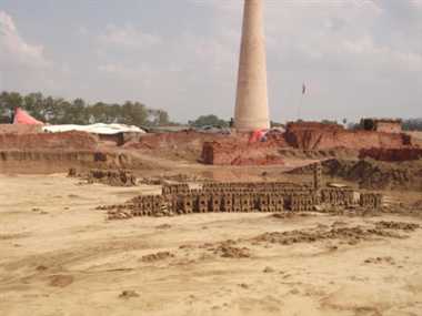 इटा भट्टाका मजदुर लाई कौवाहाका युवाहरु द्वारा राहत बितरण