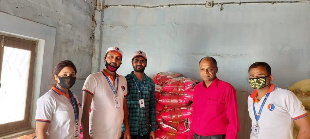 लुम्बिनी बिकास बैंक बीरगंज शाखाद्वारा बीरगंज माहानगरलाइ राहत स्वरूप खाद्यान साम्रगी हस्तान्तरण