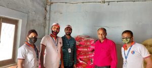 लुम्बिनी बिकास बैंक बीरगंज शाखाद्वारा बीरगंज माहानगरलाइ राहत स्वरूप खाद्यान साम्रगी हस्तान्तरण