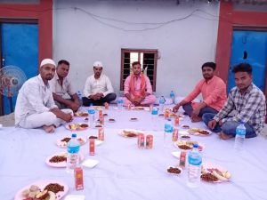 पर्साको पोखरियामा हिन्दू र मुस्लिम संग संगै बसेर रोजा खोली गर्दा रोचक दृश्य देखियो