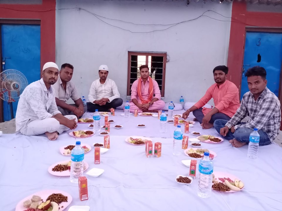 पर्साको पोखरियामा हिन्दू र मुस्लिम संग संगै बसेर रोजा खोली गर्दा रोचक दृश्य देखियो