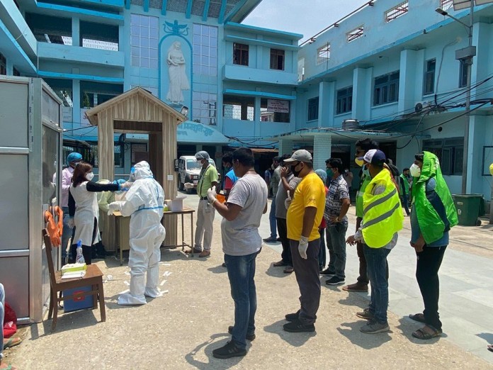 कोरोना परिक्षणको लागी पर्सेली पत्रकारहरूको स्वाबको नमूना संकनल हुदै