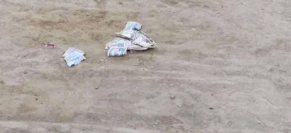 बारामा बेवारिस अवस्थामा फलिएको ५ सयको १६ थान नोट बरामद:स्थानीय आतंकित