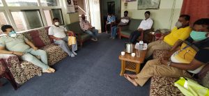 स्थानीय प्रशासनले संचारकर्मी प्रतिको आफ्नो रवैया नसुधारे रेडियो बन्द गरेर साचो प्रशासनलाइ बुझाउने चेताउनी