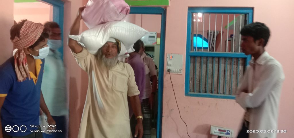 महोत्तरीमा राहत बितरन सुरु, साेनमा गाउँपालिका वाडा नं १ मा राहत बितरन