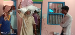 महोत्तरीमा राहत बितरन सुरु, साेनमा गाउँपालिका वाडा नं १ मा राहत बितरन