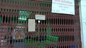महोत्तरीको सम्सी गाउपलिकामा राहतमा बाड्ने समानहरु कुहिदै