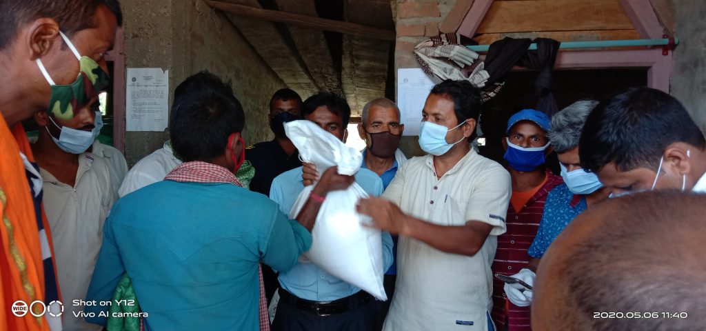 महोत्तरीको साेनमा गाउँपालिका वाडा नं ८ मा राहत बितरन