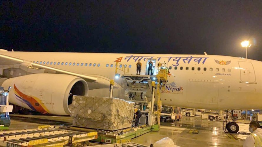 २८ हजार पीसीआर किट, पीपीईलगायतका सामग्री काठमाडौँ आइपुग्यो