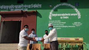 धनसिँहपुर कृषि सहकारीद्वारा टीकापुरका सञ्चारकर्मीलाई स्वास्थ्य सामाग्री हस्तान्त्रण