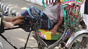 तनावमा न राहत पाउछ   न यात्रु नै रिक्सा चालक