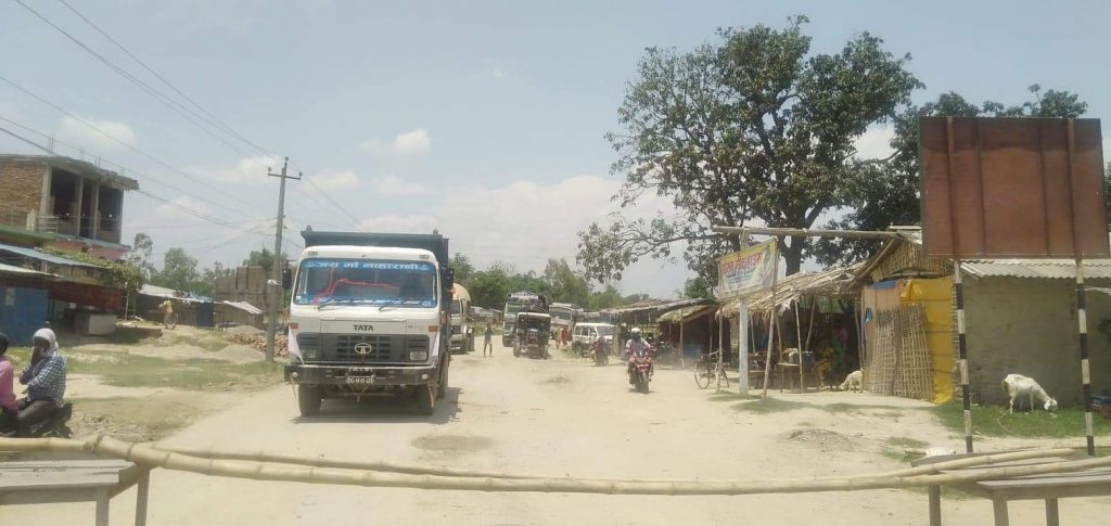महोत्तरीको सम्सी बजारमा धुलोको कारन व्यपारीद्वारा चक्काजाम