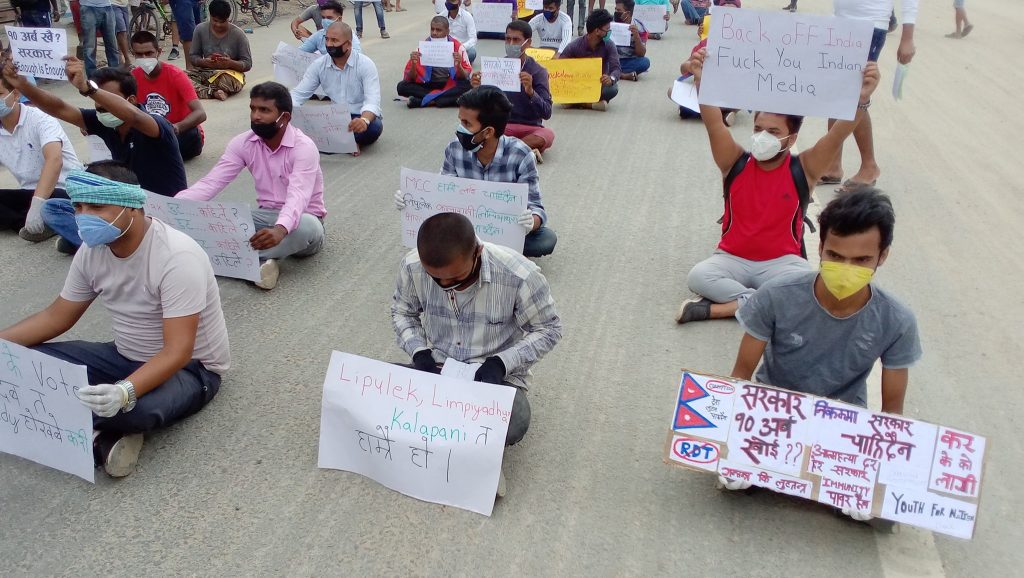 पिसिआर प्रबिधिबाट सबैको कोरोना परिक्षण हुनु पर्ने लगायत माग राख्दै बारामा युवाहरु आन्दोलित