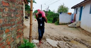 बालअधिकारकर्मी साहको पहलमा पर्साको पकहामैनपुर गाउपालिकामा राहत बितरण