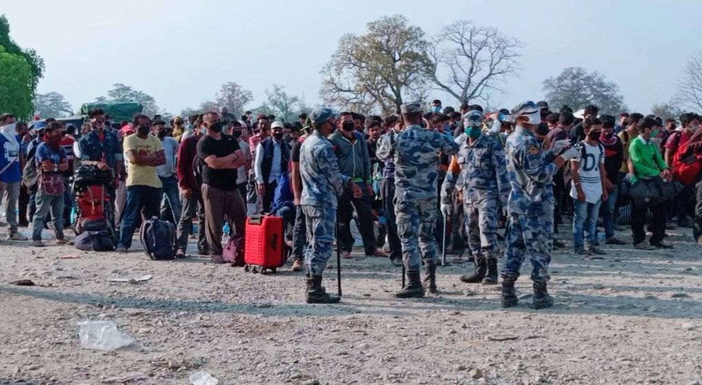 पश्चिमी सीमा नाका हुँदै एक हजार भारतीय नागरिक घरतर्फ लागे