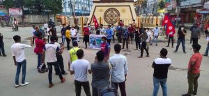 नेपालको झण्डा जलाउने बिरुद्ध बीरगंजमा प्रदर्शन : झण्डा जलाउने मौलानाहरुको तस्बीर पनि जलायो
