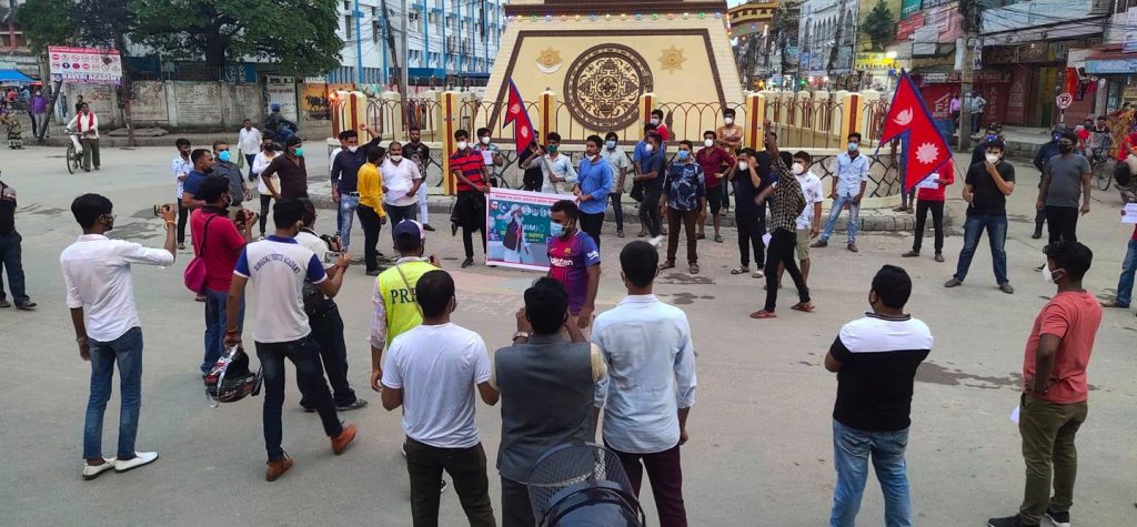 नेपालको झण्डा जलाउने बिरुद्ध बीरगंजमा प्रदर्शन : झण्डा जलाउने मौलानाहरुको तस्बीर पनि जलायो
