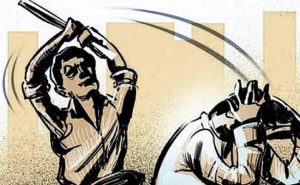 पर्सामा प्रहरीको ज्यादती:पोखरीको डिलमा बसेका सर्बसधारणमाथी अन्धाधुन्दा लाठी प्रहार