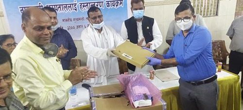 बीरगंज महानगरले खरिद गरेको पीसीआर मेशिन नारायणी अस्पताललाई हस्तान्तरण