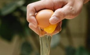 टिकटकका लागि छोरीको निधारमा अण्डा फोर्ने आमा दोषी ठहर