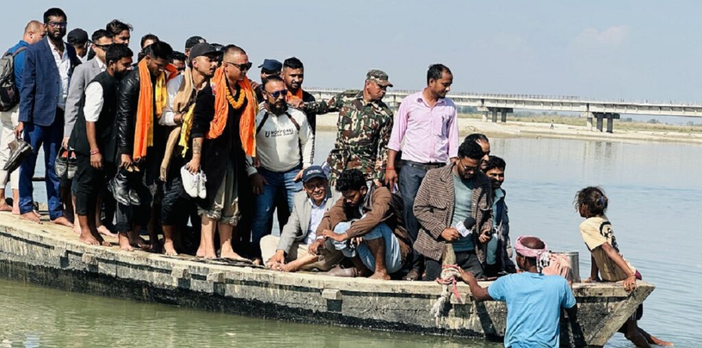 मन्त्री घिसिङले गरे कमला नदीमा निर्माणाधीन पुलको स्थलगत अनुगमन