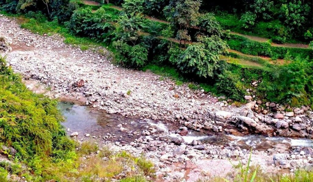 नदी उत्खननले ताराखोलाको भविष्य संकटमा, युवाहरूले जनाए विरोध