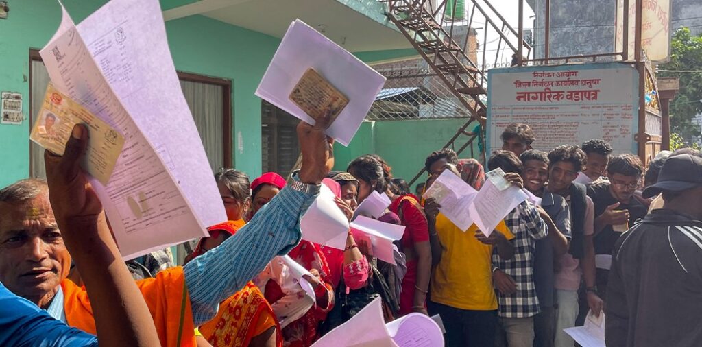 प्रदेश निर्वाचन कार्यालयमा मतदाता नामावली दर्ता गराउनेको उत्साहजनक भीड