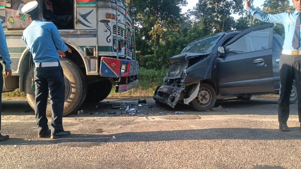 ट्रक र कार ठोक्किँदा वृद्धको मृत्यु, दुई जना घाइते