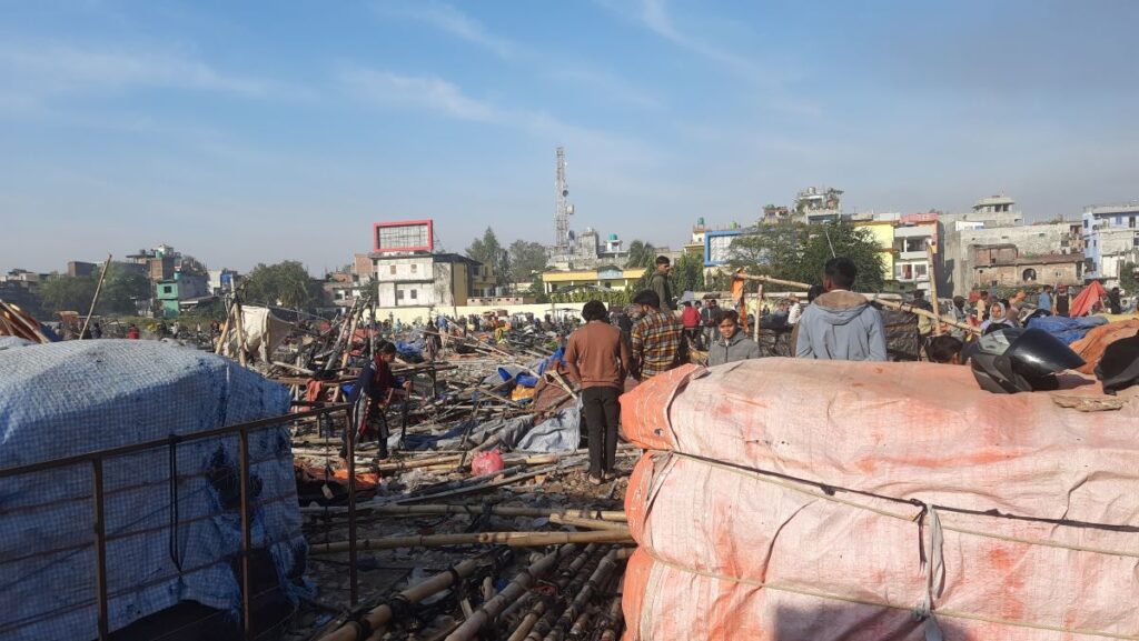 वीरगन्ज महानगरले हटायो विपी उद्यान अतिक्रमण गरी निर्माण गरिएका संरचना