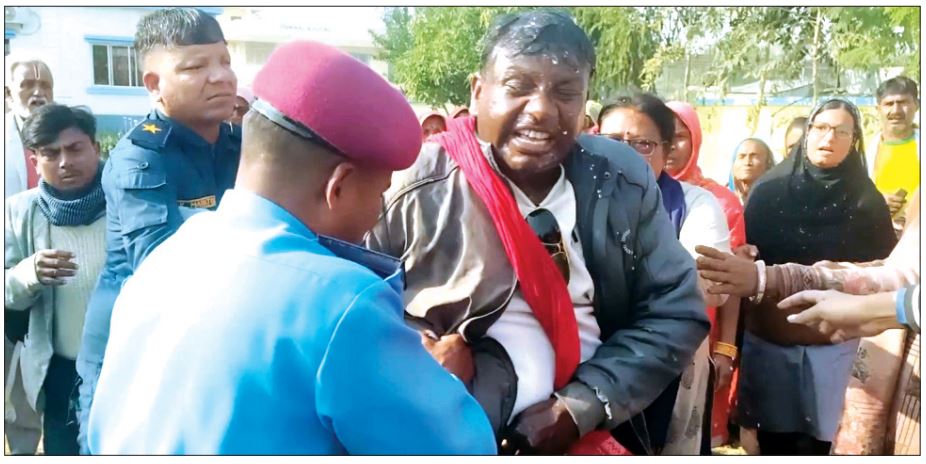 गरिमा विकास बैंकमाथि ठगीको आरोप, आत्मदाह प्रयास